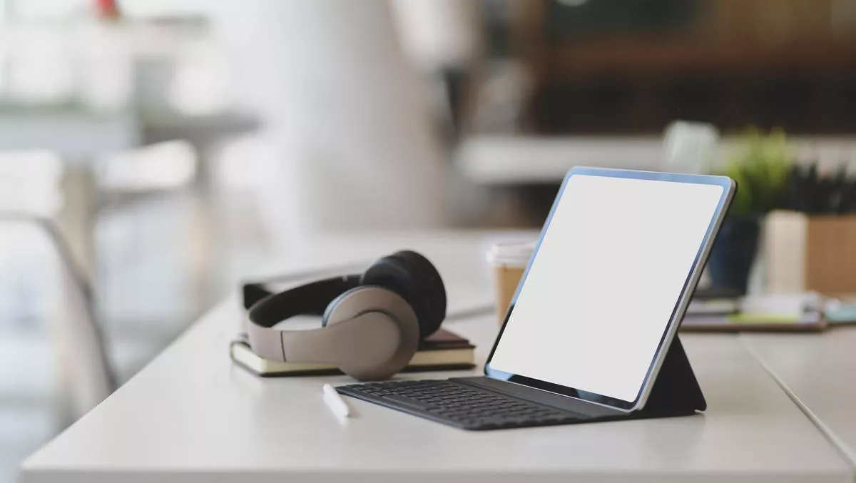 Global headphones market holding up better than expected - report